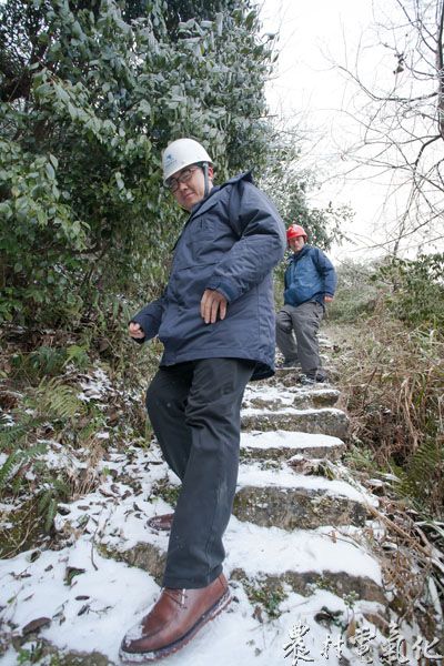 4、1月23日，电网防冰巡视组抄近路走楼梯前往观冰点。（王仁磊 摄）.jpg