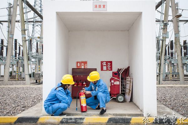 4、3月31日，余庆供电局加强对电网辖区消防设施的检查，防止清明节期间火患导致的停电情况的发生。（王仁磊 摄）.jpg