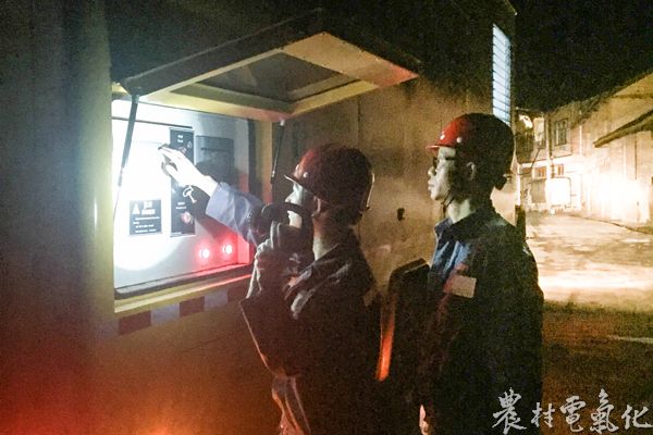 2、4月2日晚间，供电员工正对即将投入应急保电工作的发电车进行调试。（陈洪飞 摄）.jpg