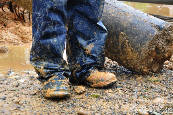 图8：抢修人员的双脚布满淤泥.jpg