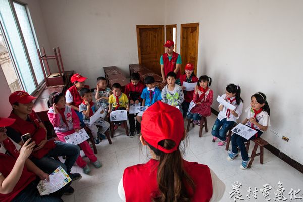 1、供电志愿者们正在为余庆敖溪留守儿童中心的孩子们上“用电知识小课堂”。（王仁磊 摄）.jpg