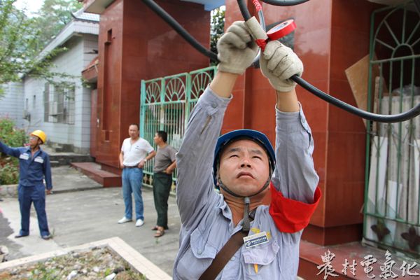 图为7月5日苗乡侗寨城区电力服务队队员在为零散用电客户更换下户线.JPG