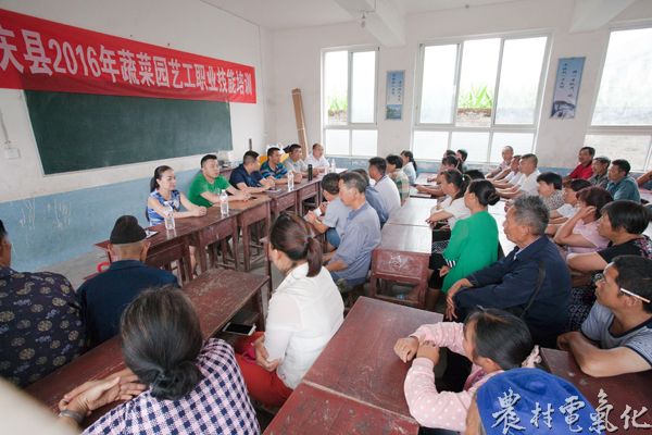 1、7月4日，余庆县构皮滩镇红旗村原红旗小学教室里，80多个村民正在为接受无公害农业培训。（王仁磊 摄）.jpg
