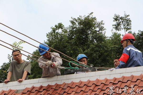 图为7月5日苗乡侗寨城区电力服务队队员在为零散用电客户更换下户线1.JPG
