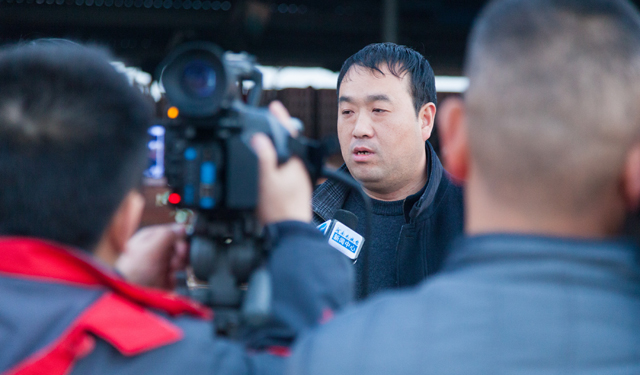 图为12月1日，河南卫视的记者在滑县王庄镇鹤翔建材厂采访该厂负责人。