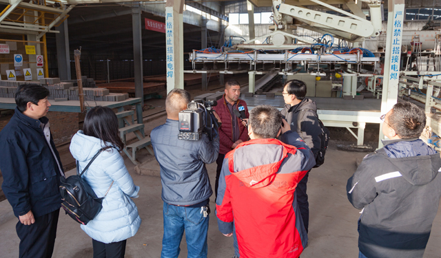 图为12月1日，河南卫视、安阳电视台、滑县电视台的记者在滑县小铺乡新鑫建材厂内参观厂房、设备，采访负责人。