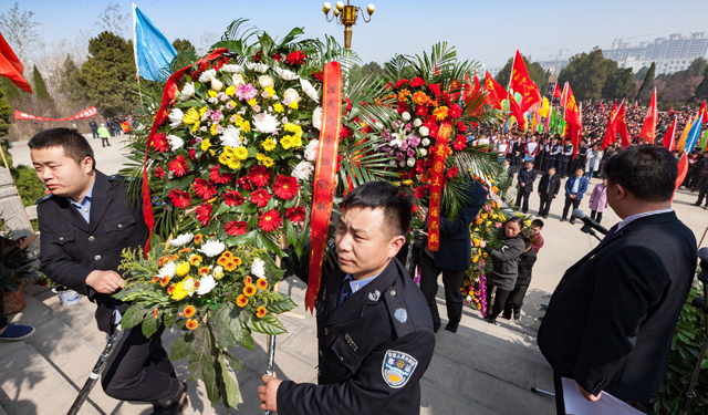 图6为2017年4月1日，河南滑县烈士陵园内烈士纪念碑前向烈士致辞并敬献花圈。