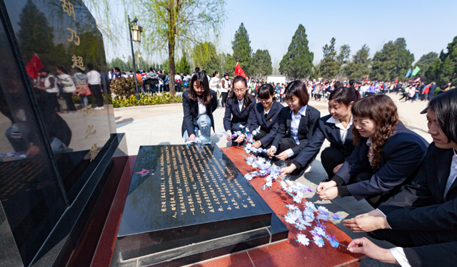 图7为2017年4月1日，河南滑县烈士陵园内该县电力员工在胡乃超烈士墓碑前敬献鲜花缅怀烈士。