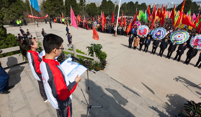 图4为2017年4月1日，河南滑县烈士陵园内烈士纪念碑前滑县第一高级中学两名学生作为代表宣誓发言。