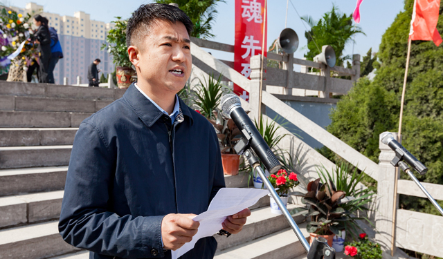 图5为2017年4月1日，河南滑县烈士陵园内烈士纪念碑前向烈士致辞并敬献花圈。