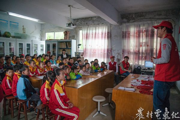 2、新寨小学的42名学生正在听余庆供电局的志愿者老师讲解用电小常识。（王仁磊 摄）.jpg