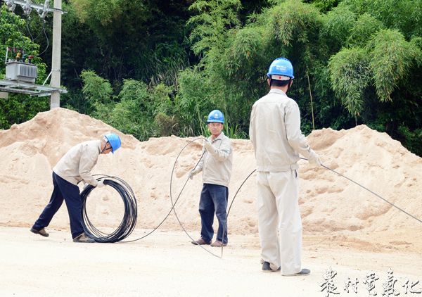 5月29日，福建长汀供电公司员工为南山镇大田村改造线路。（袁鸿梅13950896516）.jpg