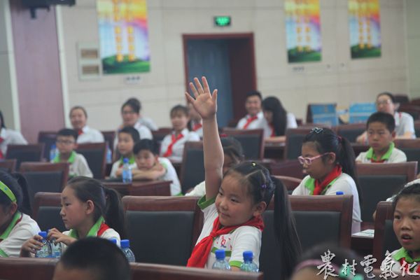 互动环节，孩子们积极性很高，纷纷举手回答问题。。.jpg