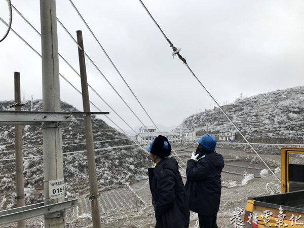 图为：威宁供电局石门供电所正在10千伏石团线进行巡视监测覆冰情况.jpg