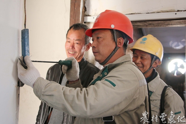 2月5日，安徽省宁国市供电公司员工为返乡人员检修线路、更换保安器.jpg