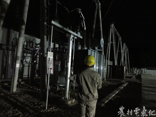 7月26日晚，长汀县供电公司工作人员正在对110千伏连湖变电站进行夜巡及对重载设备进行红外测温.jpg