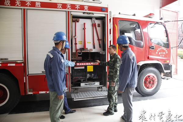 威宁县消防大队正在给该局工作人员讲解消防车设备及消防知识.JPG
