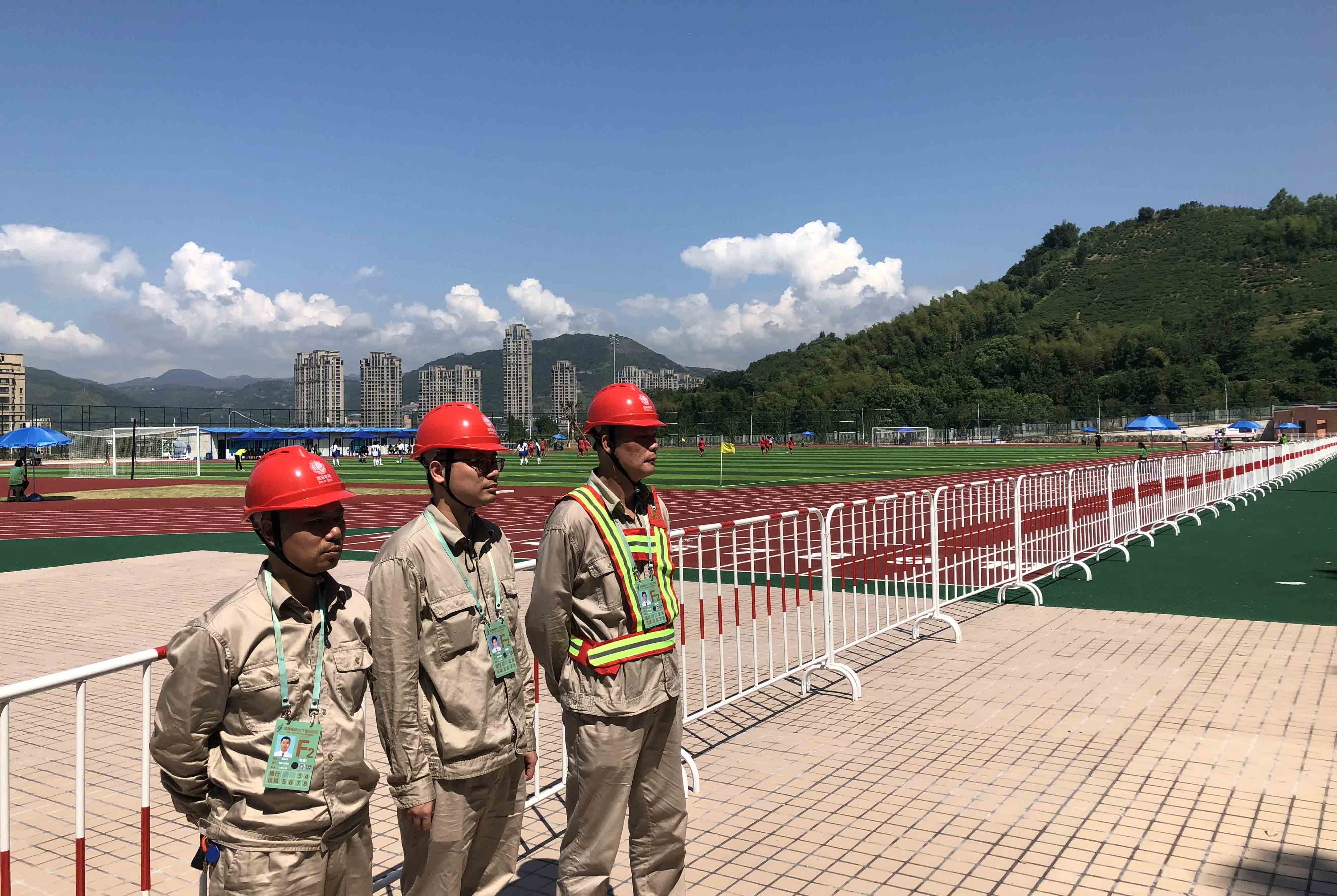 8月21日，国网宁德福鼎市供电公司组织人员在省运会足球比赛场地值守保供电 (1).jpg