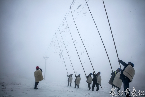 (金辉摄)雪山供电所披毡战队跟随除冰哨声的节奏，有序除冰。.jpg