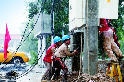 配图3：为了快速恢复供电，抢修人员冒雨开展抢修工作_b.jpg