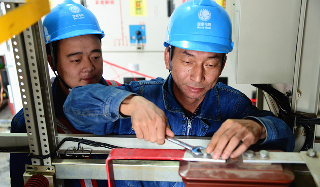国网广德县供电公司员工在35千伏杨滩变电站开展状态检修工作，时刻保持在备战状态，积极落实电力设备安全过冬的各项措施。 