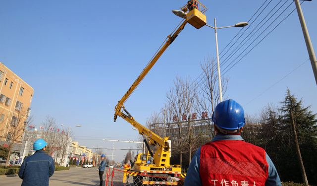 农村电气化网讯：1月18日，利辛县供电公司路灯维护班组员工杨俊标、刘伟等人正在该县城区永兴路段开展路灯检修维护工作。