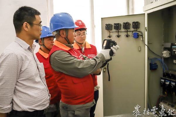 国网安徽省和县供电公司员工在检查配电房高、低压配电柜设备.jpg