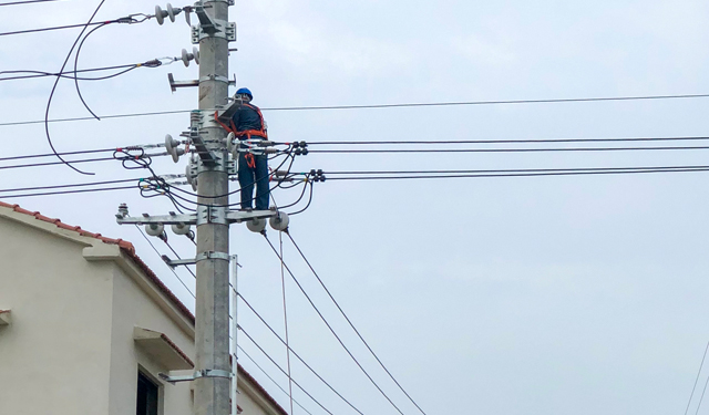 农村电气化网讯：8月7日6:00，河南滑县瓦岗乡西屯村，该县供电公司李红等10名电力工人开始了一天的工作。