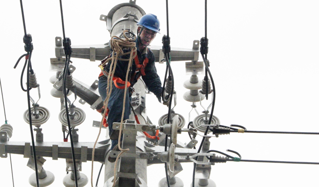 农村电气化网讯：8月7日6:00，河南滑县瓦岗乡西屯村，该县供电公司李红等10名电力工人开始了一天的工作。