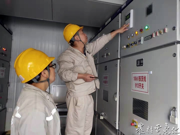 图五，运维班工作人员敬霞，李小东在35千伏马依西变电站恢复供电.jpg