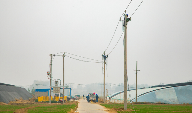 中原大地的深秋清晨，农田里笼罩着一层淡淡薄雾。迎着朝霞，滑县供电公司机井通电施工队开始了忙碌。