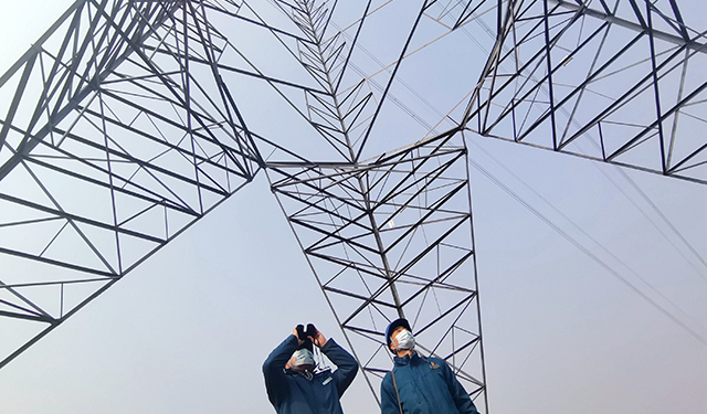 农村电气化信息网讯：（于绍迎）2月7日，山东枣庄供电公司运维人员正在巡视500千伏湖衡双回线路。