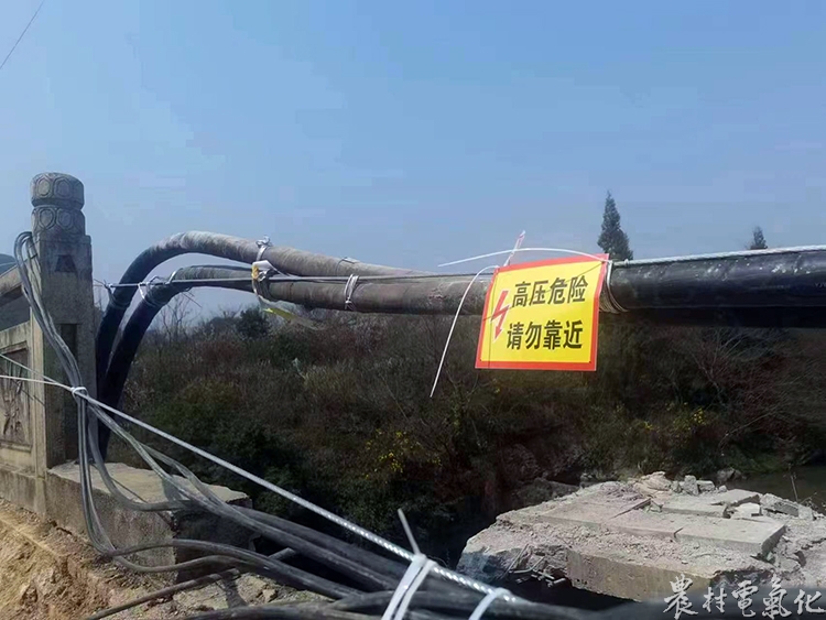 电力公司做好滨河长廊施工地段安全警示标志。.jpg