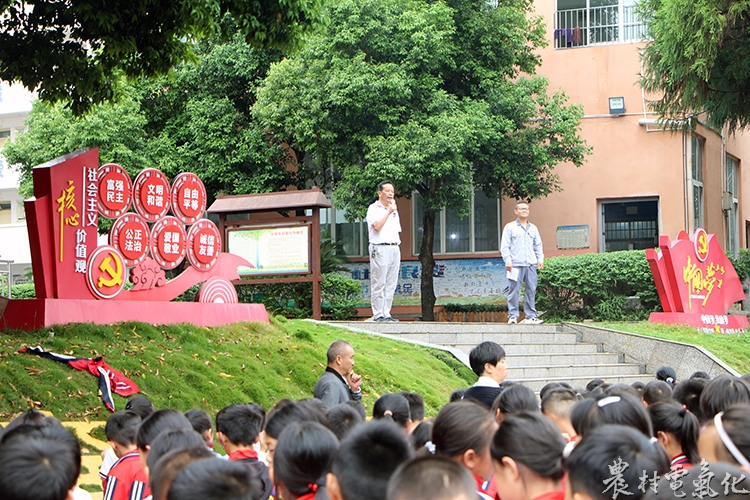 图为乌沙小学副校长陈兴坤在现场作活动组织、动员讲话。.JPG